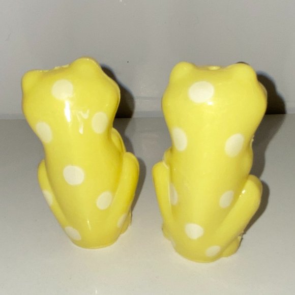 Plastic Yellow Frogs Salt and Pepper Shakers Kitsch Vintage 1950s Collectible - Picture 3 of 4